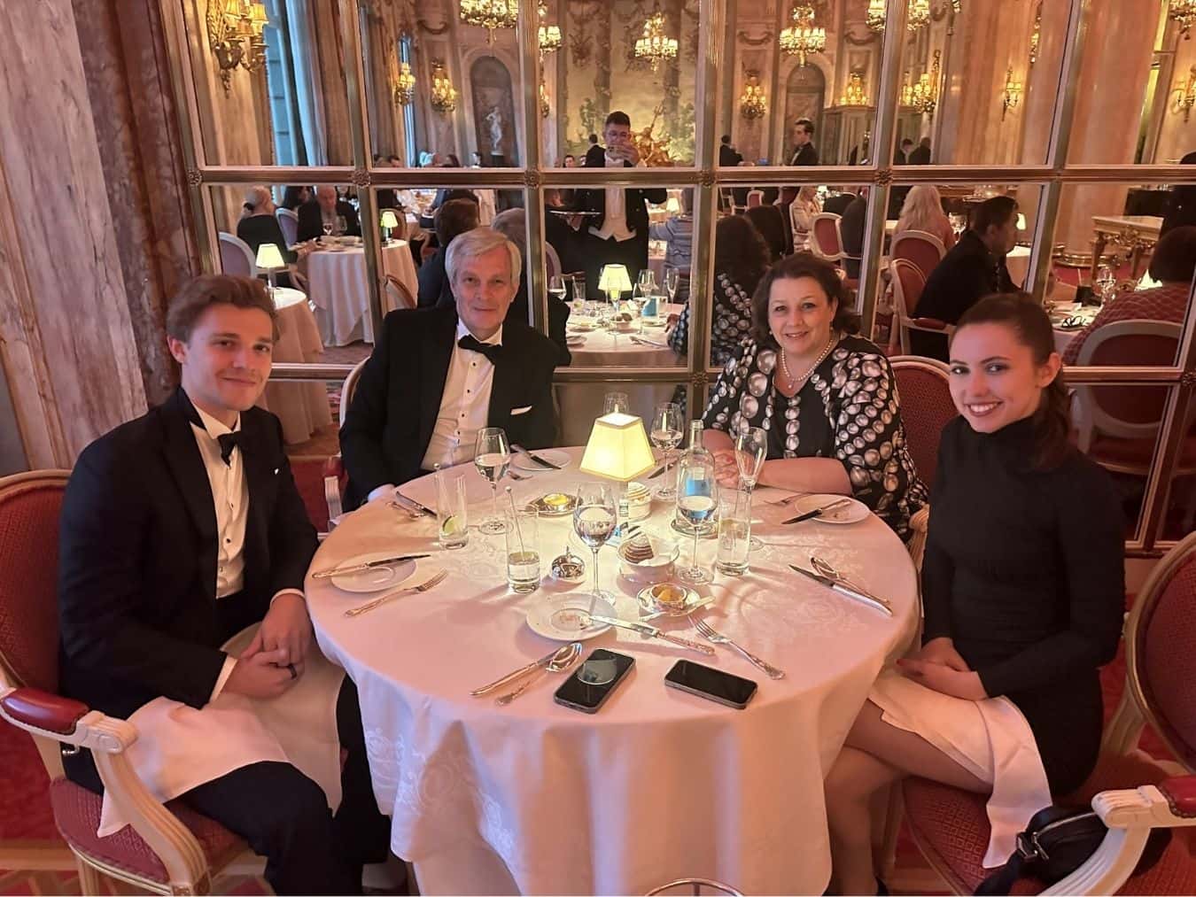 Család a Ritz Hotelben - 1350px